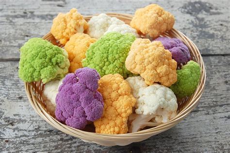 Variedad de platos de coliflor presentados en la mesa