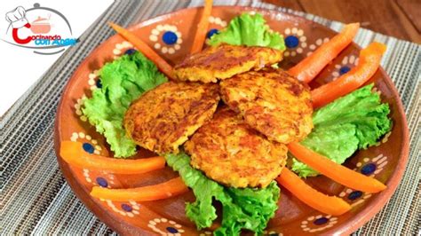 Tortitas de garbanzo y zanahoria servidas con ensalada y salsa