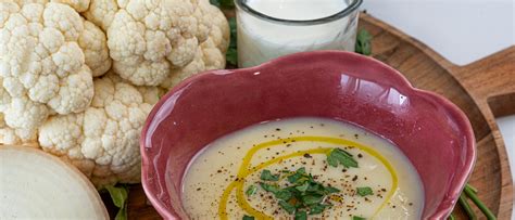 Coliflor blanqueada con hojas atadas