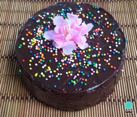 Queque de chocolate recién horneado y decorado