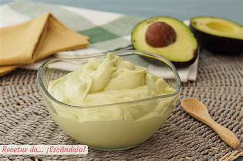 Mayonesa de aguacate terminada en un bol