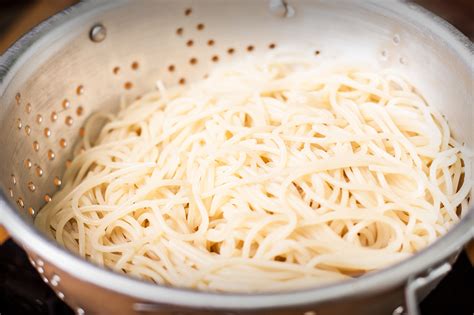 Infografía detallando los pasos para cocinar mote al dente, mostrando las proporciones de agua y mote, y el punto de cocción ideal.