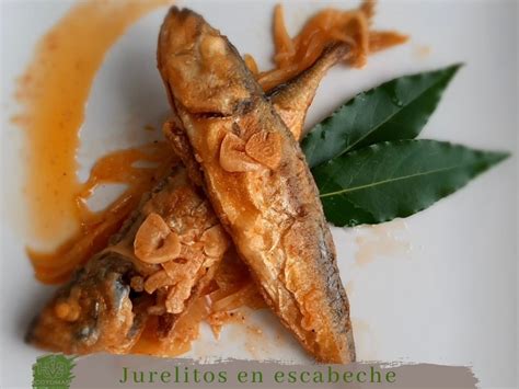 Pino de jurel preparado en una olla, mostrando la mezcla de cebolla, jurel y especias