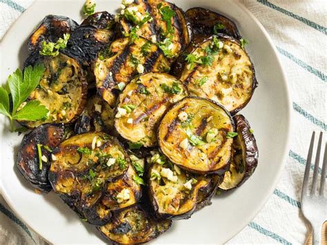 Plato de berenjenas variadas y preparaciones culinarias