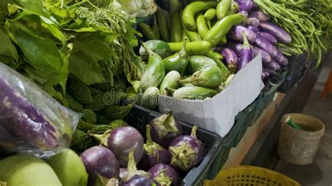 Berenjenas frescas en el mercado, cortadas y en salmuera