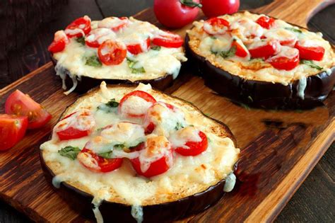 Mini pizzas de berenjena con queso y tomate