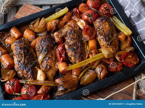 Bandeja con asado y verduras lista para el horno de barro