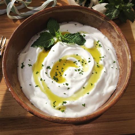 Plato de comida mediterránea con una salsa de yogur y ajo