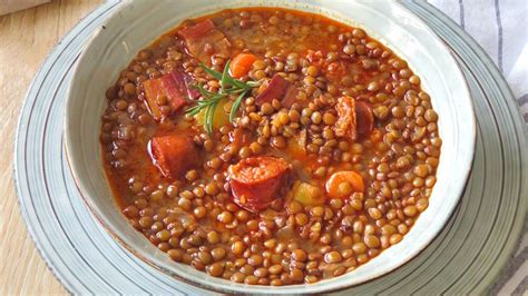 Plato de lentejas con chorizo y verduras
