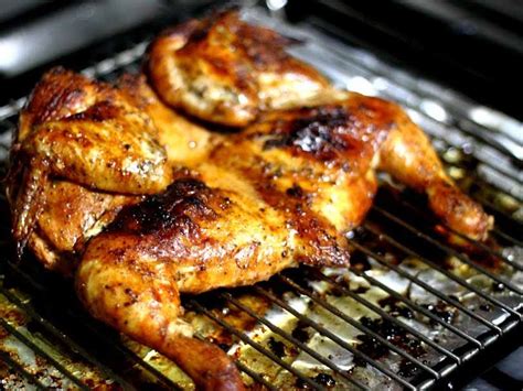 pollo a la parrilla con varias salsas al lado