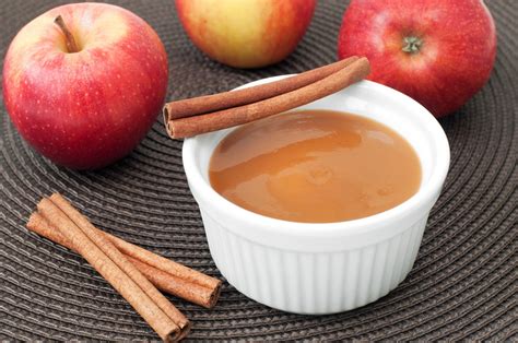 manzanas, canela y otros ingredientes para salsa de manzana