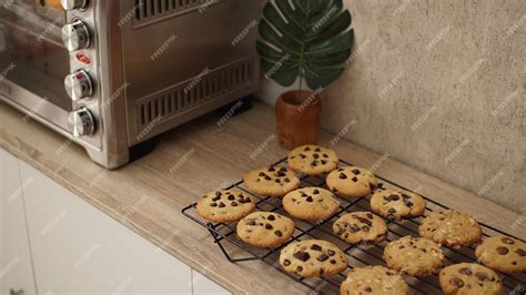 Foto cenital de donas horneadas recién salidas del horno sobre una rejilla metálica con diversos rellenos y decoraciones