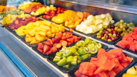 Variedad de frutas frescas cortadas para decorar helados