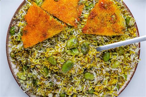 Arroz Baghali Polo iraní con costra Tahdig y hierbas