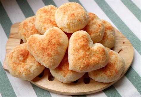 Panes de coliflor horneados con queso recién añadido