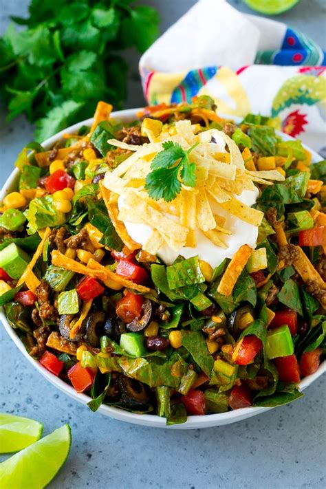 Foto de una ensalada de tacos apetitosa con tortilla bowl