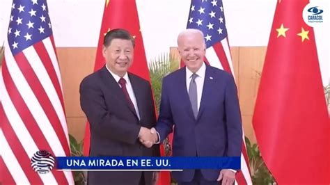 Ilustración que representa la tensa relación entre Gregor y su padre, con la manzana incrustada.