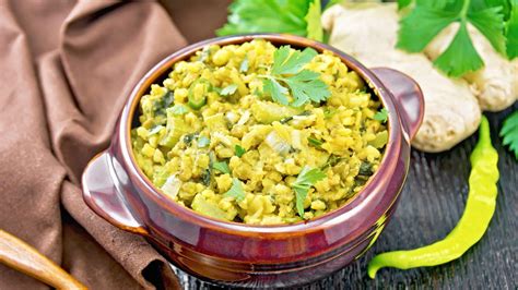 Plato de kitchari recién preparado con verduras y especias