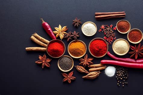 Primer plano de especias ayurvédicas: cúrcuma, comino, cilantro, semillas de mostaza