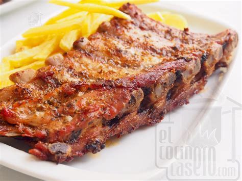 Un churrasco de cerdo a la plancha con una costra oscura y apetitosa, listo para ser servido.