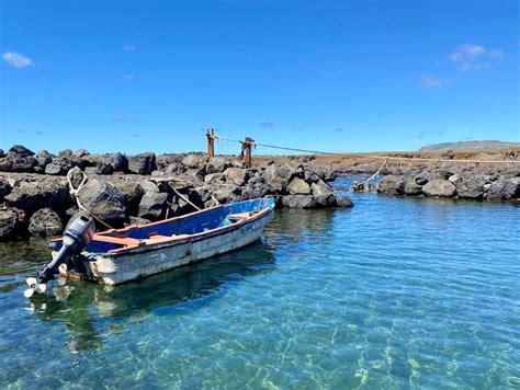 Pesca artesanal en Rapa Nui con el océano de fondo