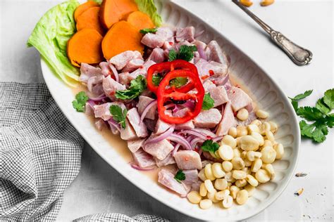 Plato de ceviche de atún fresco con leche de coco y cilantro