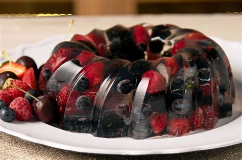 Molde con gelatina de frutos rojos cuajando