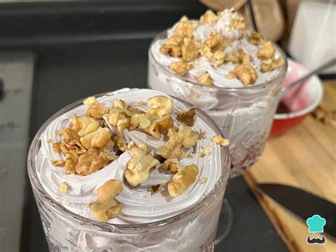 Foto de turrón de vino tinto en copas individuales decorado con nueces