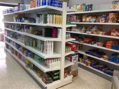 Foto de una estantería de supermercado con diversas marcas de mayonesa industrial