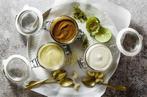 Foto de diferentes tipos de mayonesa vegana en envases modernos