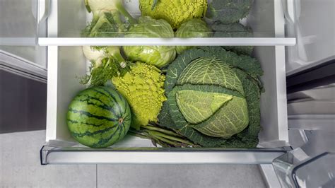 Acelgas frescas en el cajón de verduras del frigorífico