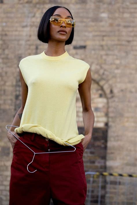 Outfit con zapatillas amarillo mantequilla y ropa neutra