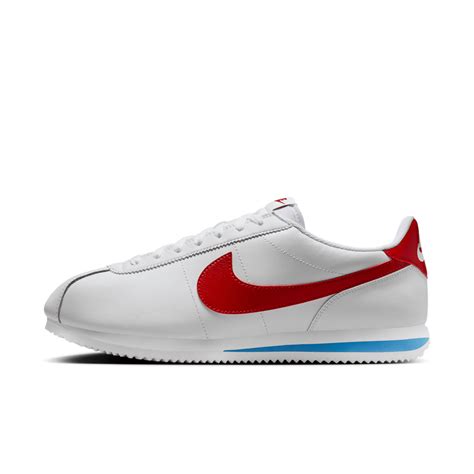 Zapatillas Nike Cortez en azul cielo pastel, combinadas con jeans