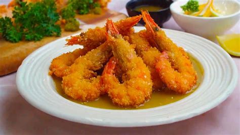 Secuencia de tres platos para empanizar camarones (harina, huevo, pan rallado)