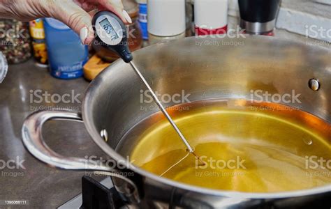 Termómetro de cocina midiendo la temperatura del aceite en una olla