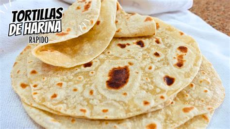 Pastel de verduras apilado con tortillas de harina y capas de relleno