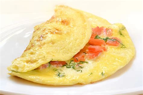 Tortilla fina de verduras en un plato, decorada con hierbas frescas