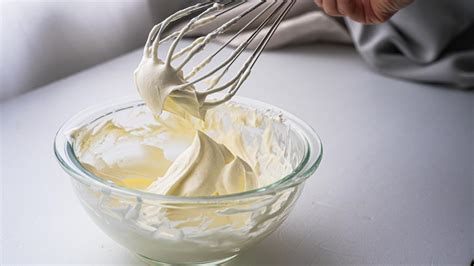 Picos firmes de crema batida