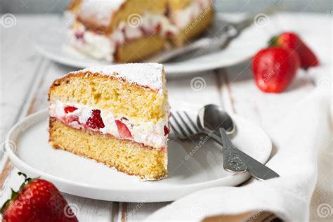 Torta decorada con crema batida y fresas