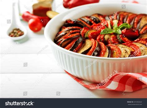 Ratatouille al horno en molde redondo, vista superior