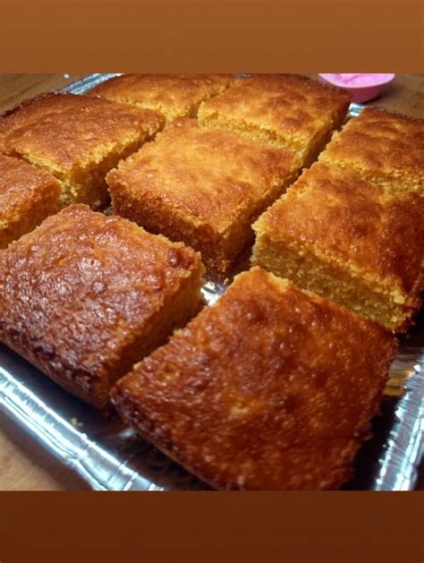 Foto de un pastel de Nestum recién horneado, con una miga esponjosa y dorada.