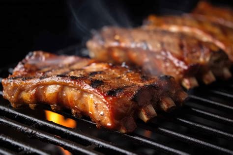 Costillas de cerdo cocinándose a la parrilla