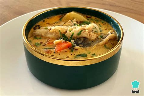 Foto de caldillo de merluza servido en un plato