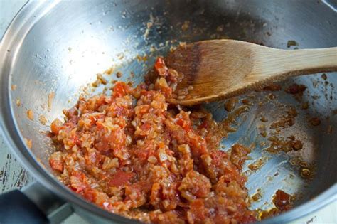 Sofrito de cebolla, ajo, pimentón y zanahoria en una olla