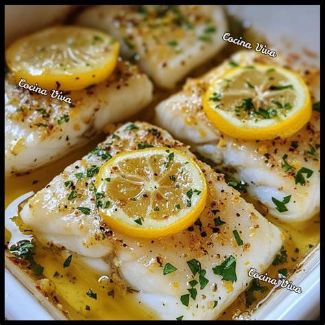 Caldillo de merluza servido en un tazón con perejil picado