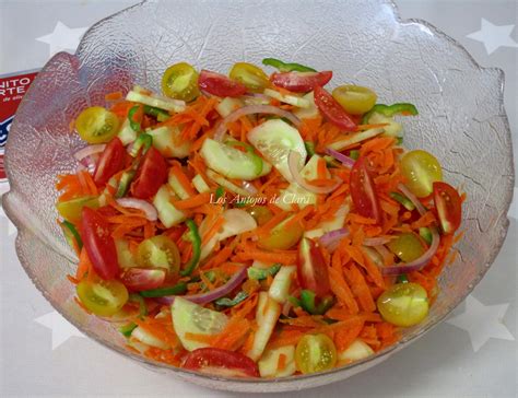 Ensalada fresca de zanahoria, cebolleta y pimientos cortados en juliana, aderezada con vinagreta