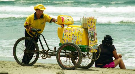 Representación artística de un vendedor de helados en un carrito tradicional italiano en una plaza animada