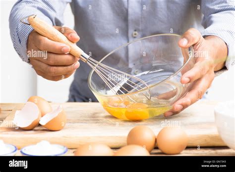 Secuencia de fotos mostrando cómo batir el huevo, verterlo en el sartén y el momento de voltear el omelette