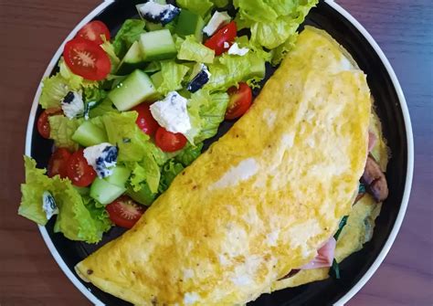 Foto del omelette final emplatado con la ensalada y el acompañamiento