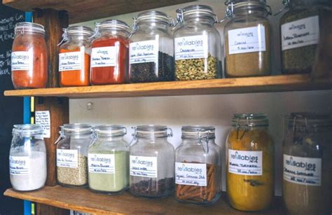 Frascos de especias y alimentos etiquetados en una cocina organizada